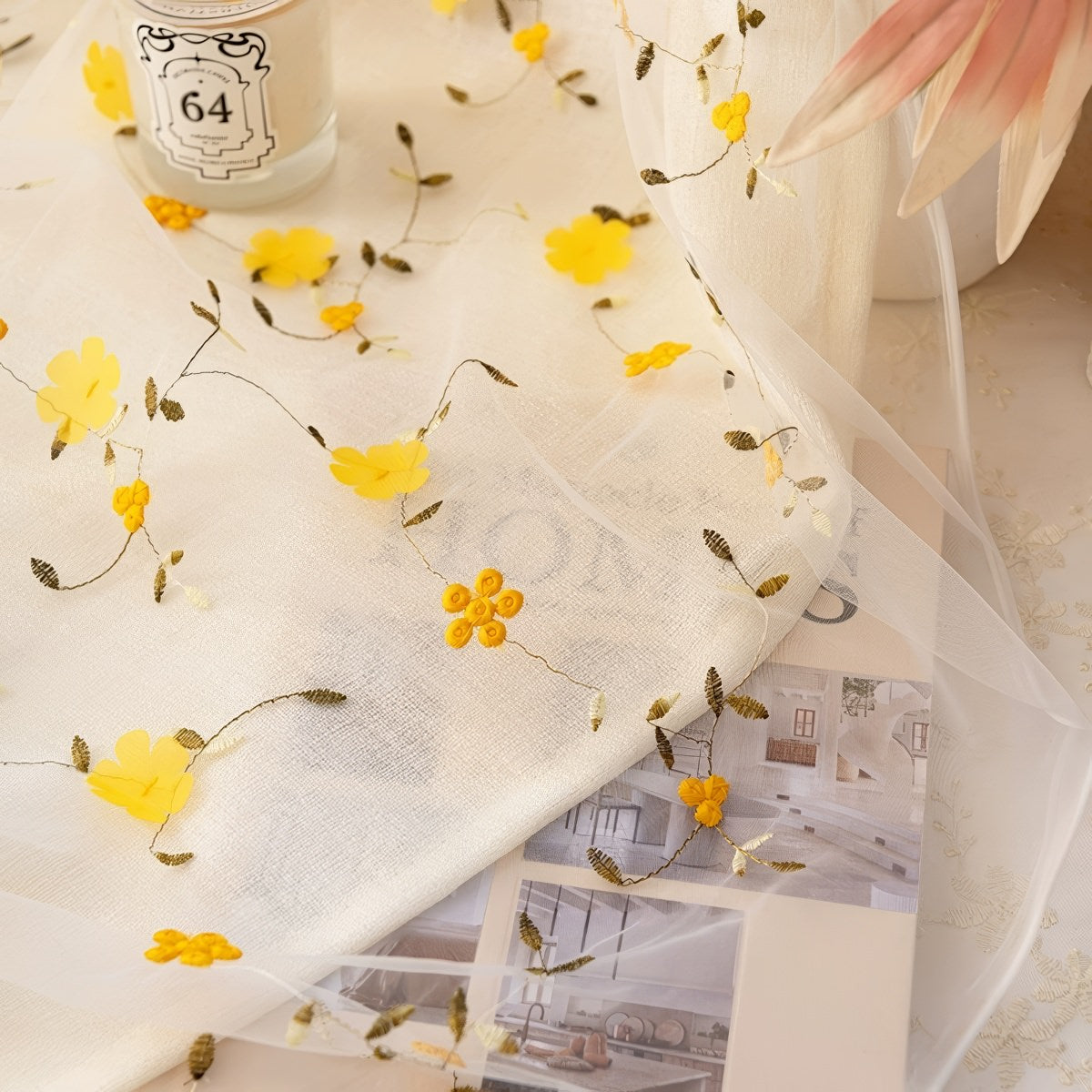 Gelber, bestickter Vorhang mit Wildblumenmotiv