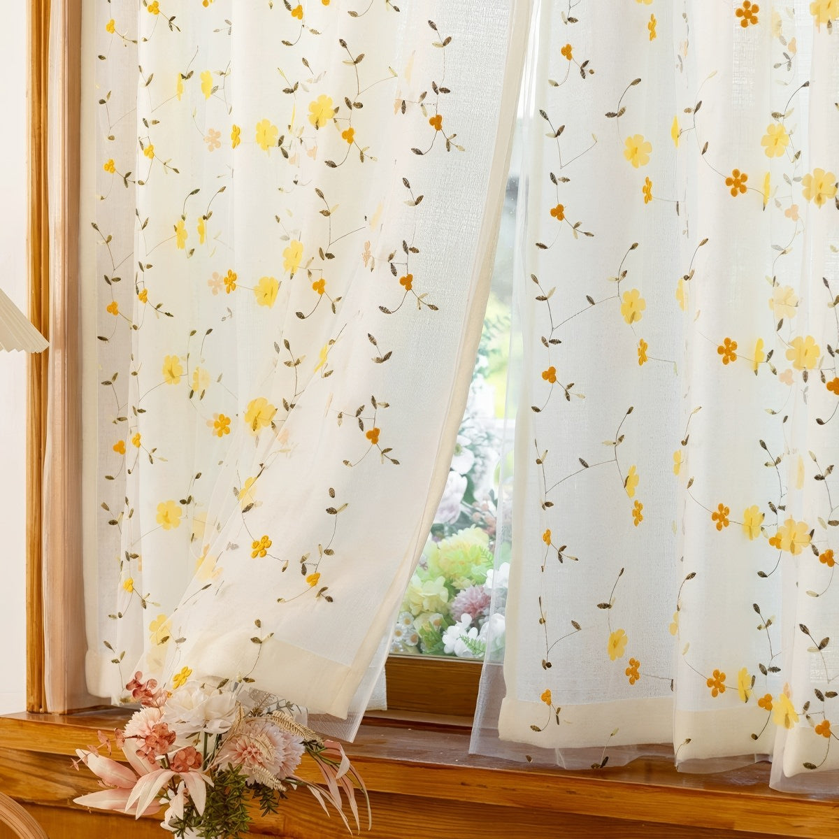 Gelber, bestickter Vorhang mit Wildblumenmotiv