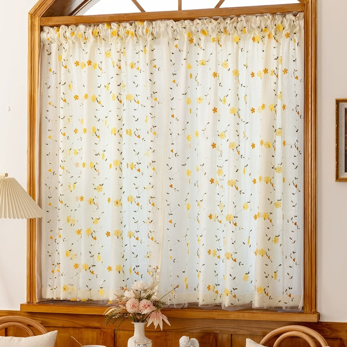 Gelber, bestickter Vorhang mit Wildblumenmotiv