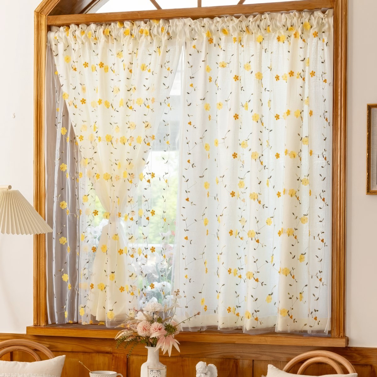 Gelber, bestickter Vorhang mit Wildblumenmotiv